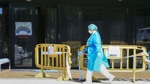 Una trabajadora, en la puerta de la residencia de mayores de O Incio