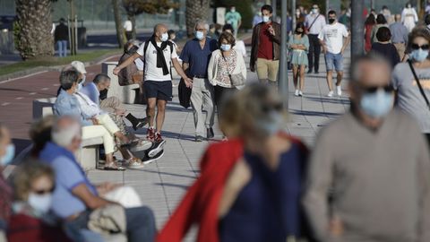 Gente paseando con mascarilla en A Coruña