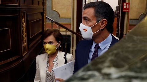 Pedro Sánchez, este miércoles, junto a la vicepresidenta Carmen Calvo, en el Congreso