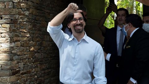 Freddy Vargas, a su salida de la embajada de Chile tras ser indultado por Maduro