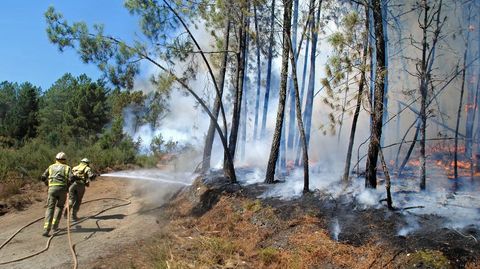 Los bomberos forestales utilizaron las pistas del monte comunal de A Ermida para contener el fuego