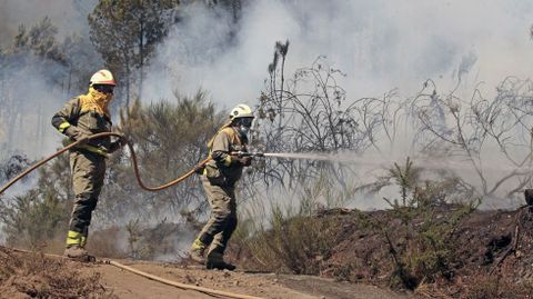 Una brigada forestal de Samos participó el viernes por la mañana en el trabajo de extinción de este incendio