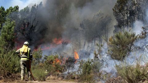 Una brigada forestal de Samos participó el viernes por la mañana en el trabajo de extinción de este incendio