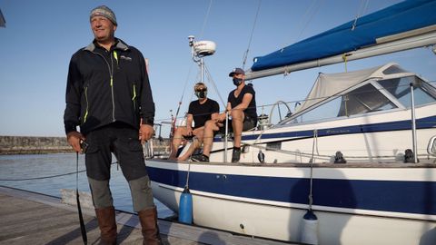 El capitán del velero Justin Crowther y los dos tripulantes a su llegada al puerto de A Coruña