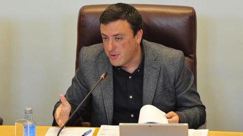 Valentin González, presidente de la Deputacion, en un pleno anterior a la pandemia