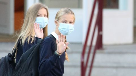 La princesa Leonor, a la derecha, y la infanta Sofía, llegando a su colegio