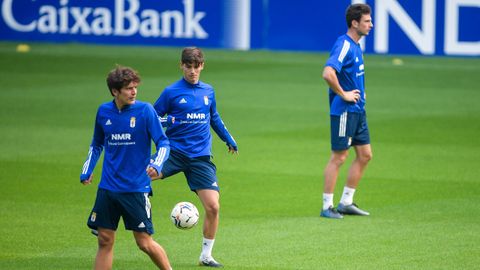 Sangalli, Riki y Borja Sánchez, durante un entrenamiento en el Carlos Tartiere