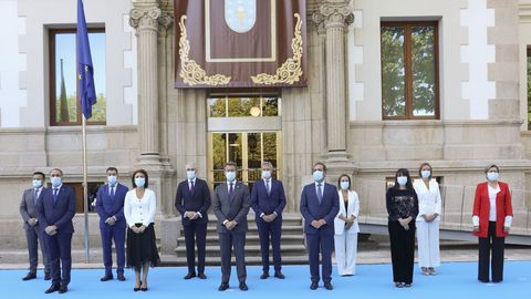 Los 11 conselleiros del Gobierno de la Xunta, con el presidente Feijoo en el centro. De izquierda a derecha, José González (Medio Rural), Julio Garcia Comesaña (Sanidade), Román Rodríguez (Cultura y Educación), Ángeles Vázquez (Medio Ambiente), Francisco Conde (vicepresidente segundo), Alfonso Rueda (vicepresidente primero), Valeriano Martínez (Facenda), Ethel Vázquez (Infraestruturas), Maria Jesús Lorenzana (Emprego), Fabiola Garcia (Política Social), y Rosa Quintana (Mar)