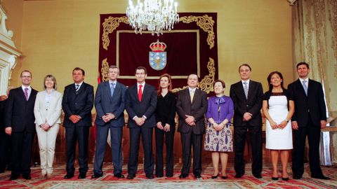 Primer gobierno. Abril del 2009. De izquierda a derecha Jesús Vázquez (Educación), Rosa Quintana (Mar), Javier Guerra (Industria), Alfonso Rueda (Presidencia), Feijoo, Marta Fernández Currás (Facenda), Agustín Hernández (Medio Ambiente), Pilar Farjas (Sanidade), Roberto Varela (Cultura), Beatriz Mato (Traballo) y Samuel Juárez (M. Rural).