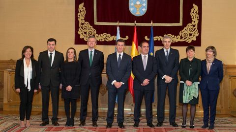 Cuarto gobierno. Febrero del 2015. Salen tres conselleiros por las municipales. Entran Ethel Vázquez en Medio Ambiente (tercera por la izquierda), Román Rodríguez en Educación (segundo por la derecha) y Valeriano Martínez en Facenda (cuarto por la derecha).