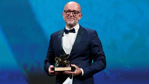 El director de marketing de Disney para Italia, Davide Romani, recibe el premio en nombre de la directora Chloe Zhao 