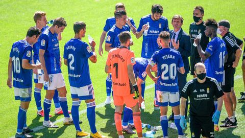 Ziganda habla a sus jugadores en una pausa de hidratación
