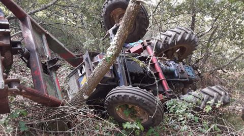 El tractor volcó en un terreno en pendiente, a unos cincuenta metros de las casas de Xullán