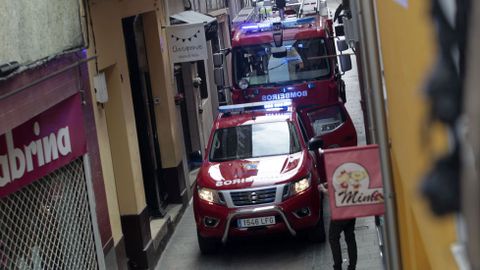 Los bomberos se subieron al techo de su camión para entrar en la casa por una ventana