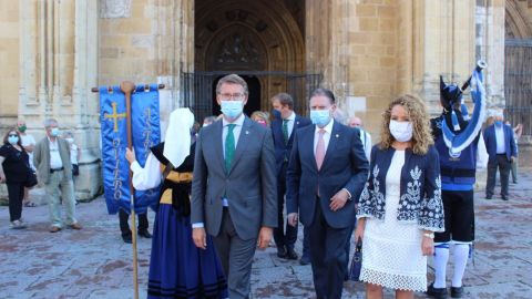 Alberto Núñez Feijoo, Alfredo Canteli y Teresa Mallada, durante la celebración del Día de Galicia en Asturias, en Oviedo