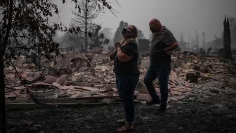 «Perdimos todo, pero al menos tenemos a nuestra familia», afirma Tracy Koa al llegar a su casa destruida por el incendio en Talent, Oregon