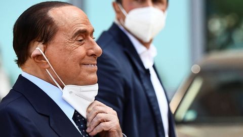 Berlusconi, a su salida este lunes del hospital San Raffaele