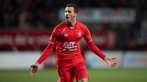 Giorgi Aburjania celebra un gol con el Twente