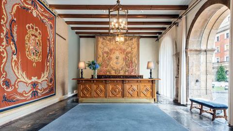 Dos valiosos tapices colgados en el hall de entrada del Hotel de la Reconquista de Oviedo