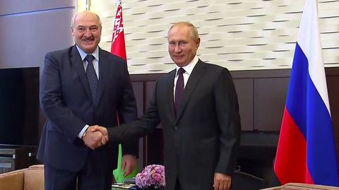 Lukashenko y Putin se estrechan la mano antes de su encuentro, este lunes, en la localidad rusa de Sochi