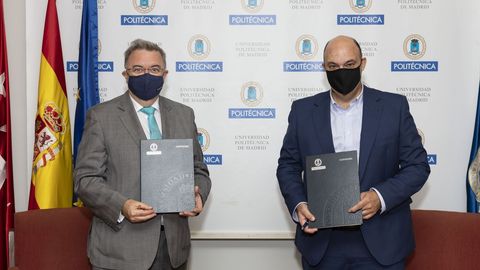 Guillermo Cisneros, rector de la UPM, y Rafael Herranz, director general de Lenovo DCG, en la firma del acuerdo