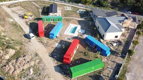 Seis de los ocho bungalós que tendrá el cámping ya están colocados en el terreno