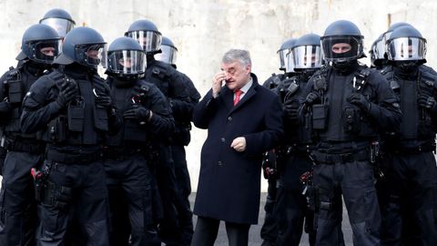 El ministro del Interior del «Land» de Renania del Norte-Westfalia, Herbert Reul, con agentes antidisturbios