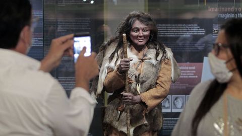 Recreación a tamaño de la mujer prehistórica Elba en el museo geológico de Quiroga