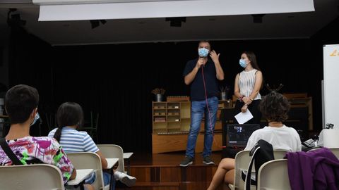 Pedro Rascado, que estuvo acompañado por su hija, ofreció una charla a los alumnos del IES David Buján de Cambre que este fin de semana participan en la feria Open Science
