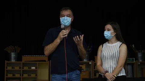 El doctor Pedro Rascado acudió con su hija a la charla para asesorar a los alumnos del IES David Buján de Cambre que participan en la feria Open Science