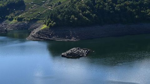 El descenso del nivel del embalse deja ver la parte superior del promontorio