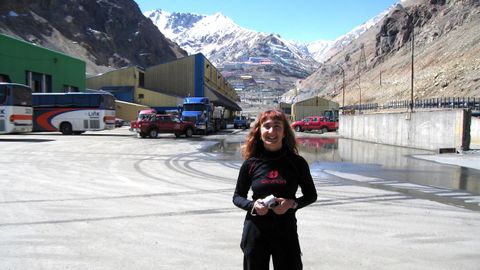 María Mercedes Fuertes, especialista en mineralogía, en una mina a cielo abierto en Chile