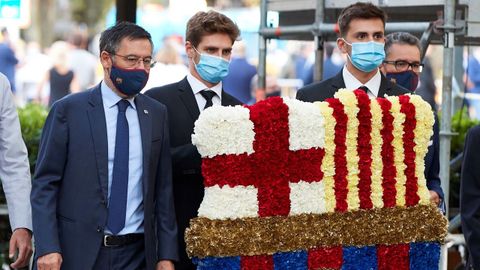 Bartomeu, a la izquierda, durante la ofrenda floral con motivo de la Diada de Cataluña
