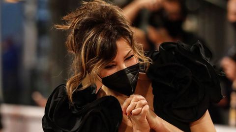 La actriz estadounidense Gina Gershon posa en la alfombra roja donostiarra en la presentación este viernes del filme de Woody Allen «Rifkin's Festival»