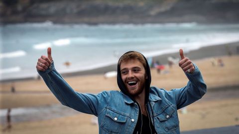 El actor francés Benjamin Voisin posa, con la playa de La Concha al fondo, durante la presentación del filme de Ozon «Verano del 85»