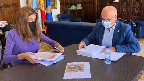 El presidente de la Diputación, José Manuel Baltar, y Carmen Pardo, la consultora encargada de redactar el proyecto