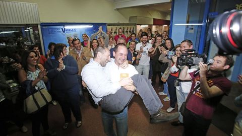 Telmo Ucha (que tendría que entrar en el Concello en sustitución del concejal de Cultura, que dimitió) coge en brazos a Jácome tras sus buenos resultados del 2015