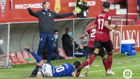 Ziganda, con Borja en el suelo, protesta una acción en el Mirandés-Oviedo
