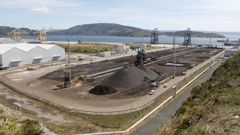 La desaparición del mineral en la dársena exterior deja casi vacía la superficie de descarga