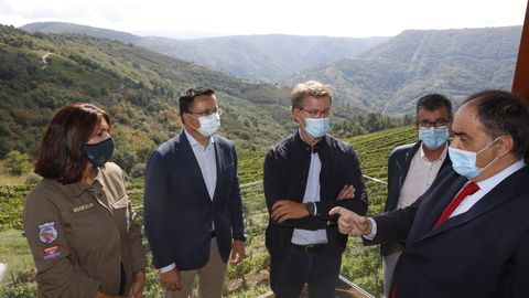 Manuel (derecha) y Mirimam Vázquez fueron los anfitriones del presidente de la Xunta en su visita a Rectoral de Amandi