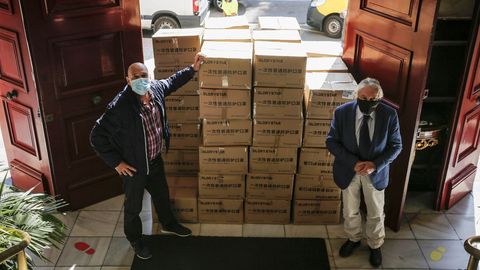 Armando Ojea, hasta este martes único apoyo de Jácome en la corporación, recogiendo mascarillas en la Subdelegación del Gobierno