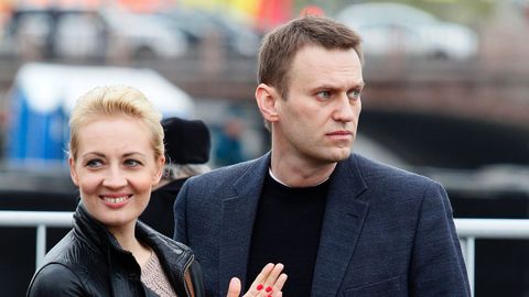 Alexei Navalni con su mujer, Julia, en un acto en Rusia antes de su envenenamiento