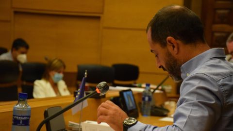 El alcalde de Siero, Ángel García, durante el pleno de aprobación de los presupuestos