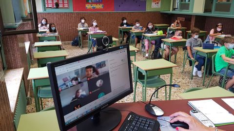 Una clase híbrida (presencial y telemática para los niños con cuarentena) se celebró en muchos centros gallegos -en la imagen, el colegio Maristas de Ourense- mientras la actividad lectiva siguió como siempre incluso en el aula donde se detectó un positivo