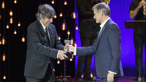 El cineasta Agustín Díaz Yanes entrega el premio Donostia 2020 a Viggo Mortensen en el Kursaal de San Sebastián