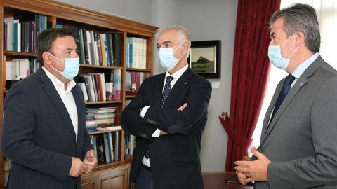 El presidente de la Diputación, Valentín González Formoso, con el director de Negocio en Galicia, Asturias y León de Abanca, Lino Comesaña; y el director de Banca Institucional de Abanca, Santiago Novoa