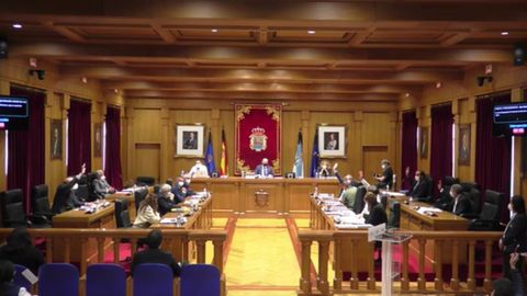 Armando Ojea, a la izquierda, votando en contra de los presupuestos de la Diputación