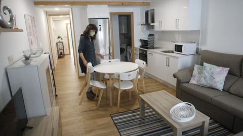 Marta Saavedra, de la inmobiliaria Artemisa, en el interior de una vivienda reformada
