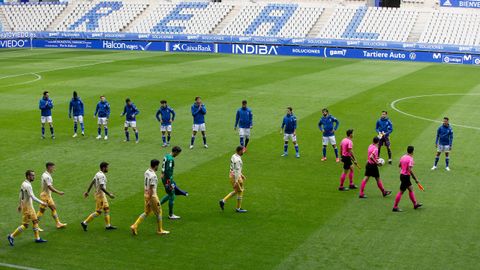 Los jugadores del Oviedo y del Espanyol saltan al csped del Tartiere