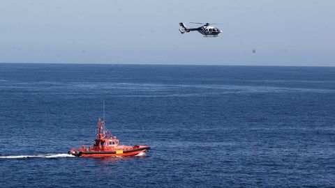 En auxilio del Farelo acudió la Salvamar Betelgeuse, que aparece en una foto de archivo con un helicóptero de la Policía Nacional